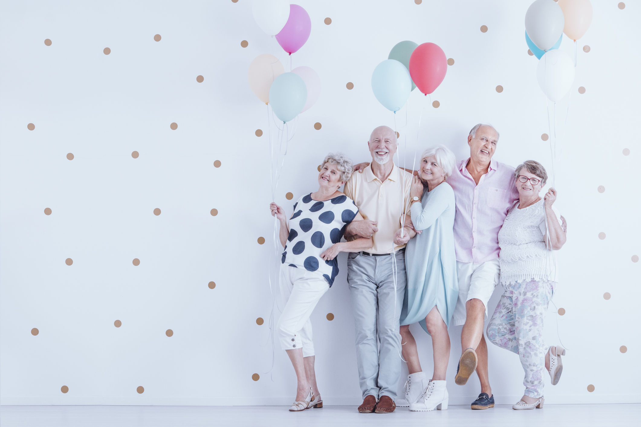 picture of seniors partying with balloons